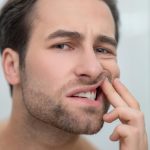 Comment soigner une gencive qui saigne : tout ce que t’as besoin de savoir pour un sourire en bonne santé