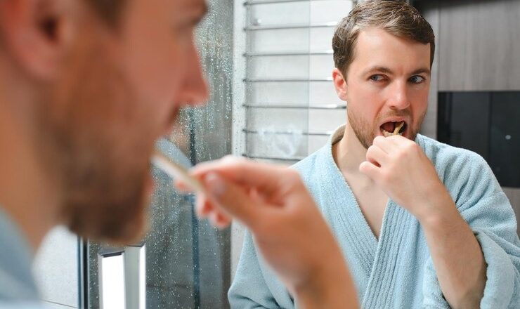 Comment calmer une rage de dents : des solutions rapides et efficaces pour arrêter la douleur