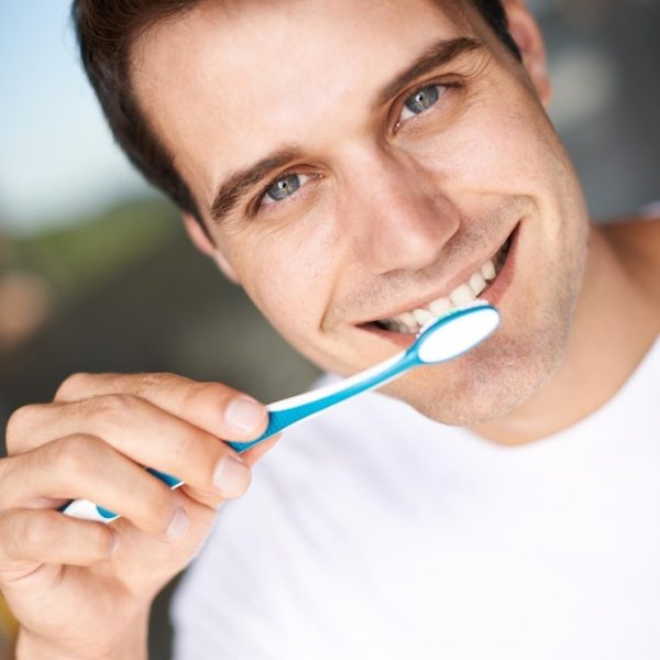 Vous voulez des dents blanches avec du bicarbonate ? Voici tout ce que vous devez savoir !