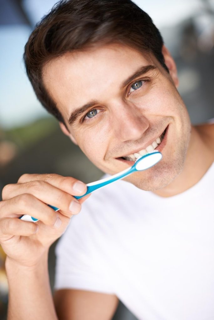 Vous voulez des dents blanches avec du bicarbonate ? Voici tout ce que vous devez savoir !