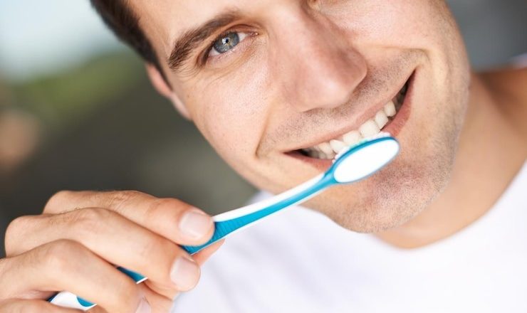 Vous voulez des dents blanches avec du bicarbonate ? Voici tout ce que vous devez savoir !