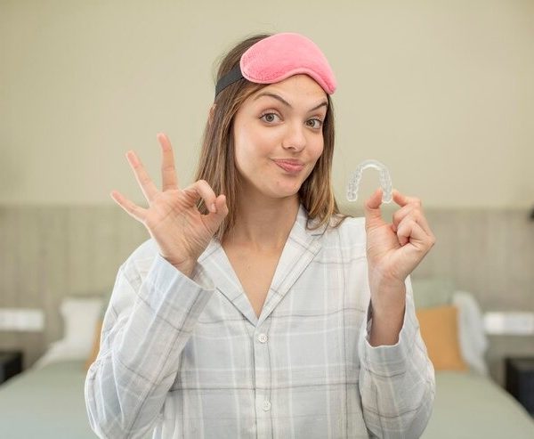 Vous rêvez de dents plus blanches sans quitter votre canapé ? Découvrez le blanchiment dentaire à la maison !