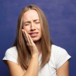Pourquoi votre dent sensible vous fait grimacer ? Le guide complet pour apaiser la douleur