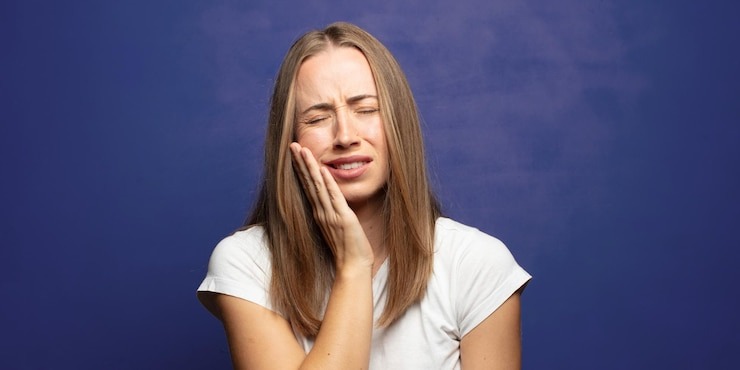 Pourquoi votre dent sensible vous fait grimacer ? Le guide complet pour apaiser la douleur