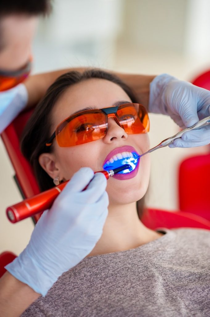 Éclaircissement dentaire prix : tout ce que vous devez savoir pour un sourire éclatant !