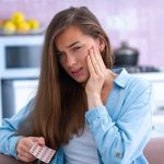 Que faire pour soulager un mal de dent : astuces, remèdes et solutions