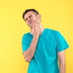 T’as mal aux dents ? Les meilleurs remèdes mal de dent pour te soulager vite fait !