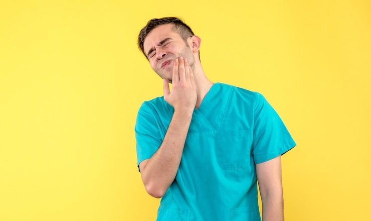 T’as mal aux dents ? Les meilleurs remèdes mal de dent pour te soulager vite fait !