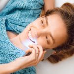 Meilleur blanchiment dentaire maison : Comment obtenir un sourire éclatant sans quitter votre canapé