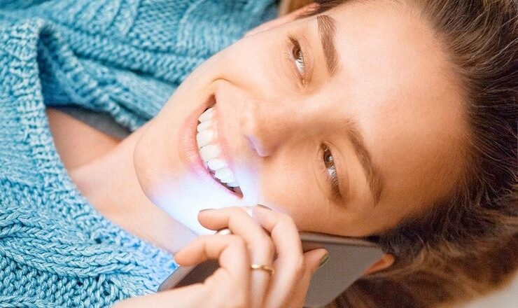 Meilleur blanchiment dentaire maison : Comment obtenir un sourire éclatant sans quitter votre canapé