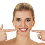 Comment choisir et entretenir une fausse dent blanche pour un sourire au top